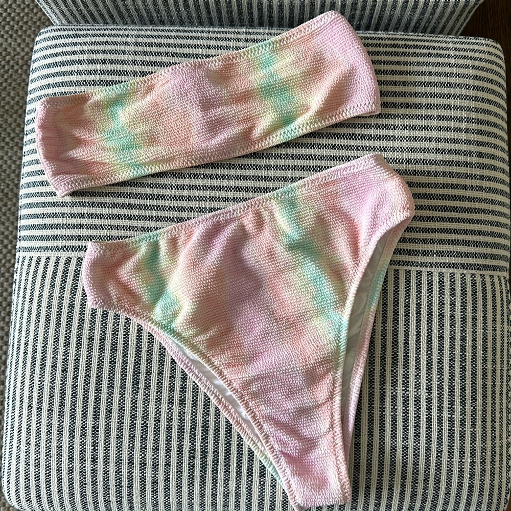 Leslie Amon swimsuit